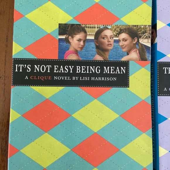 Set of 2 books of a clique novel by Lisi Harrison - Picture 3 of 5